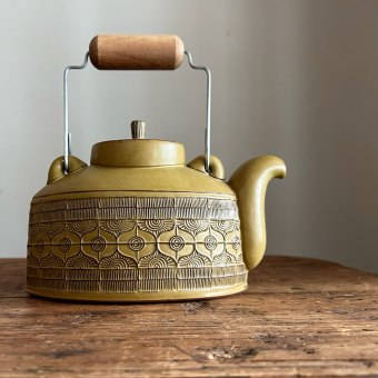Slab-built teapot with Texture Ein Projekt aus dem Bereich H, werk und Keramik von Sarah Pike - 19.03.2023