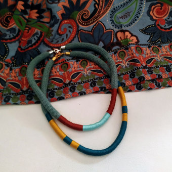 Colorful! Collane e bracciali . Artesanato, Design de joias, Macramê, e Design têxtil projeto de Isabel Siof - 21.07.2023