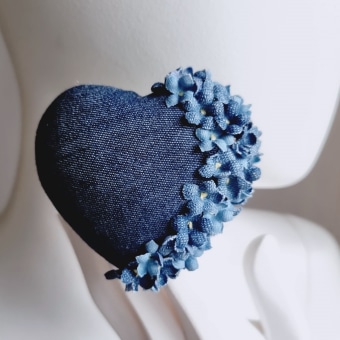 Denim Forget-Me-Not Heart Brooch. Un projet de Artisanat, St, lisme , et Design textile de Svetlana Faulkner - 10.02.2024
