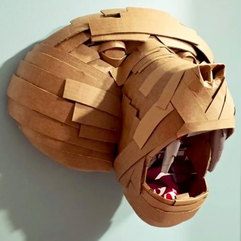 My project for course: Cardboard Sculptures for Beginners (Baboon). Un proyecto de Diseño de personajes, Artesanía, Bellas Artes y Escultura de Megan Wampler - 16.02.2024