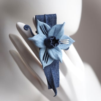 Spring Daffodil brooch in denim. Design de moda, Tingimento têxtil, e Design têxtil projeto de Svetlana Faulkner - 28.02.2024