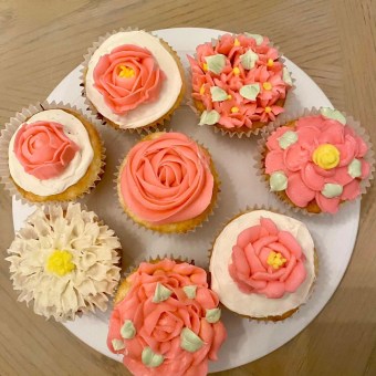 My project for course: Decorative Buttercream Flowers for Cake Design. Design, Cooking, DIY, Culinar, Arts, Lifest, and le project by s4n1282 - 03.27.2024