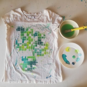 Reciclaje de prendas : "pochoir" y pintura a mano sobre tela. Un proyecto de Upc, cling, Teñido Textil y Estampación textil de Nicole de Roux - 15.04.2024