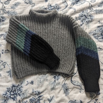 My project for course: Creating Garments Using Crochet. Un progetto di Moda, Fashion design, Fiber Art, DIY, Uncinetto e Textile Design di krummelq - 21.04.2024