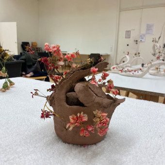 Ceramic vases floral design . Un progetto di Design floreale e vegetale di Sara Mayoral - 22.04.2024