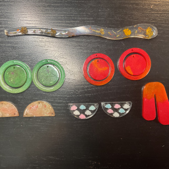 Mi proyecto del curso: Diseño de joyería en resina. Un proyecto de Diseño de complementos, Artesanía, Moda, Diseño de jo, as y DIY de alicia - 24.04.2024