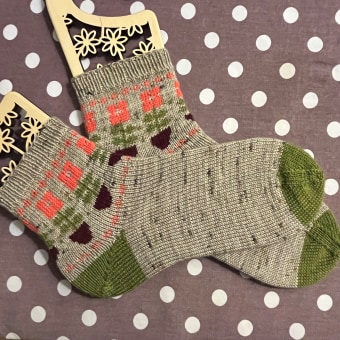 My project for course: Introduction to Colorwork Sock Knitting. Een project van Ontwerp van accessoires, Mode,  Modeontwerp, Textiel, Breien y Textielontwerp van Nelly Grandière - 26.04.2024