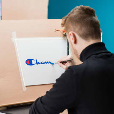 Challenge: James Lewis pinta o logo da Champion em 10 minutos