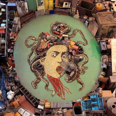 5 artistas que transformam lixo em arte com consciência social