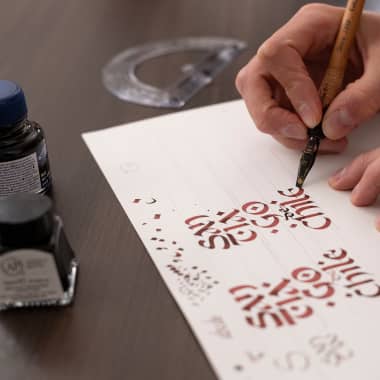 O que é caligrafia e de que materiais preciso para começar?