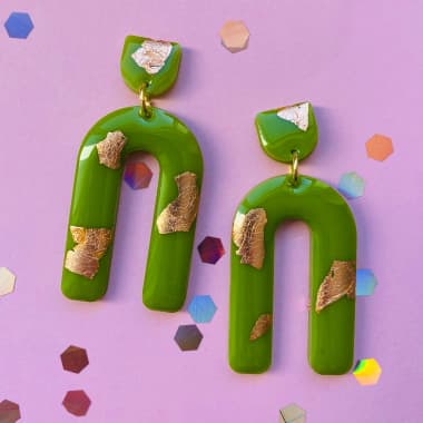 Conheça as vibrantes criações de joalheria em resina de Mia Winston-Hart