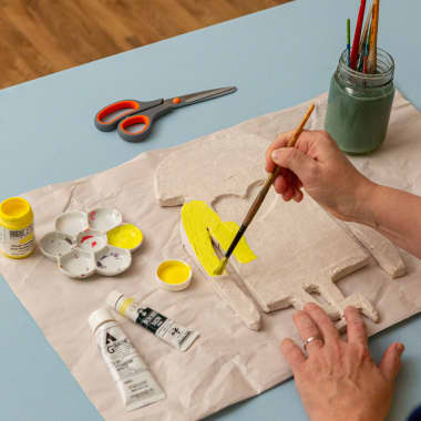 Materiais essenciais para criar esculturas com papel machê
