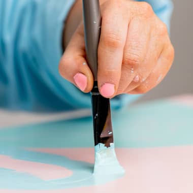 Tutorial DIY: cómo pintar una repisa fácilmente utilizando un esténcil 