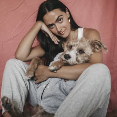 La fotógrafa que retrata a mujeres creativas junto a sus mascotas