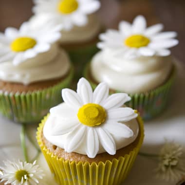 Free Cake Tutorial: How to Make a Buttercream Daisy