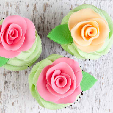 Behind the Buttercream Blossoms: An Interview with Cake Artist Kwun of Butter & Blossom