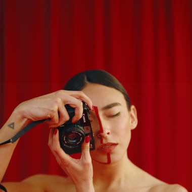 Expresando la Individualidad a Través de Autorretratos de Moda: Una Fusión de Fotografía, Arte, Maquillaje y Modelaje