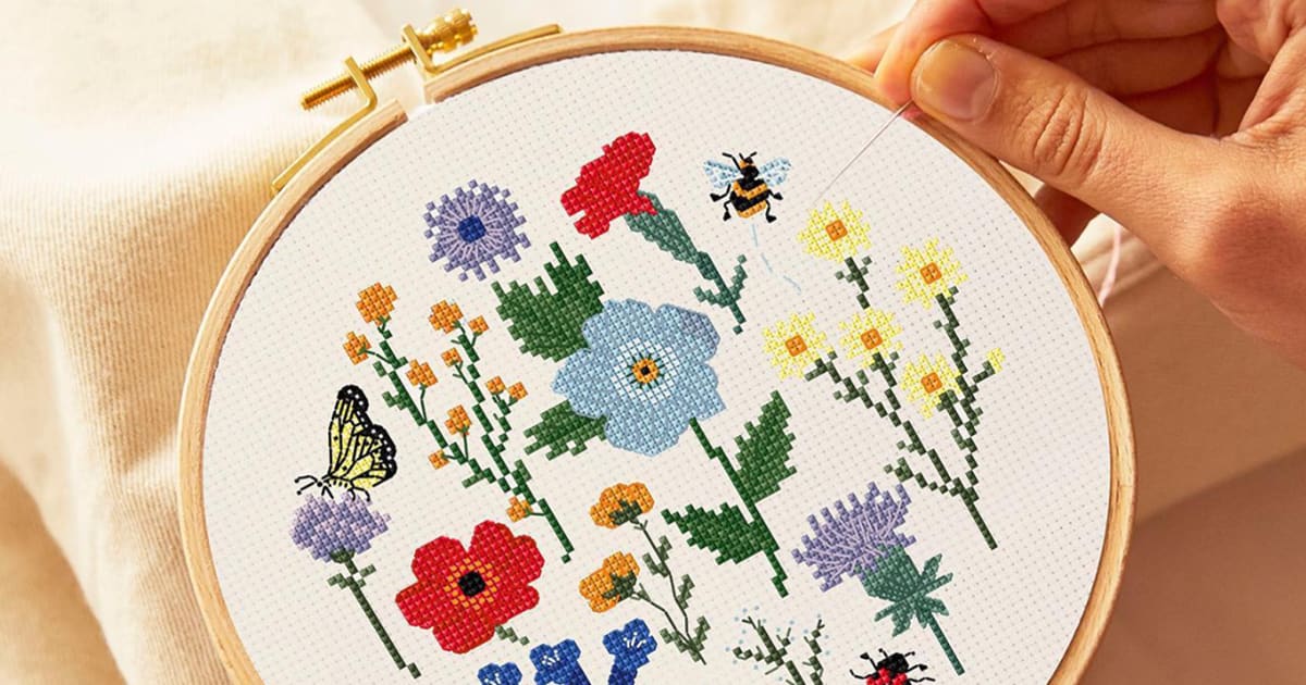 Floral Folk Art in Cross Stitch: free chart! - Hobbies and Crafts