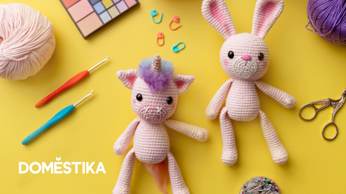 Patrones PDF de amigurumi gratis aprende a tejer un conejo y un unicornio Domestika