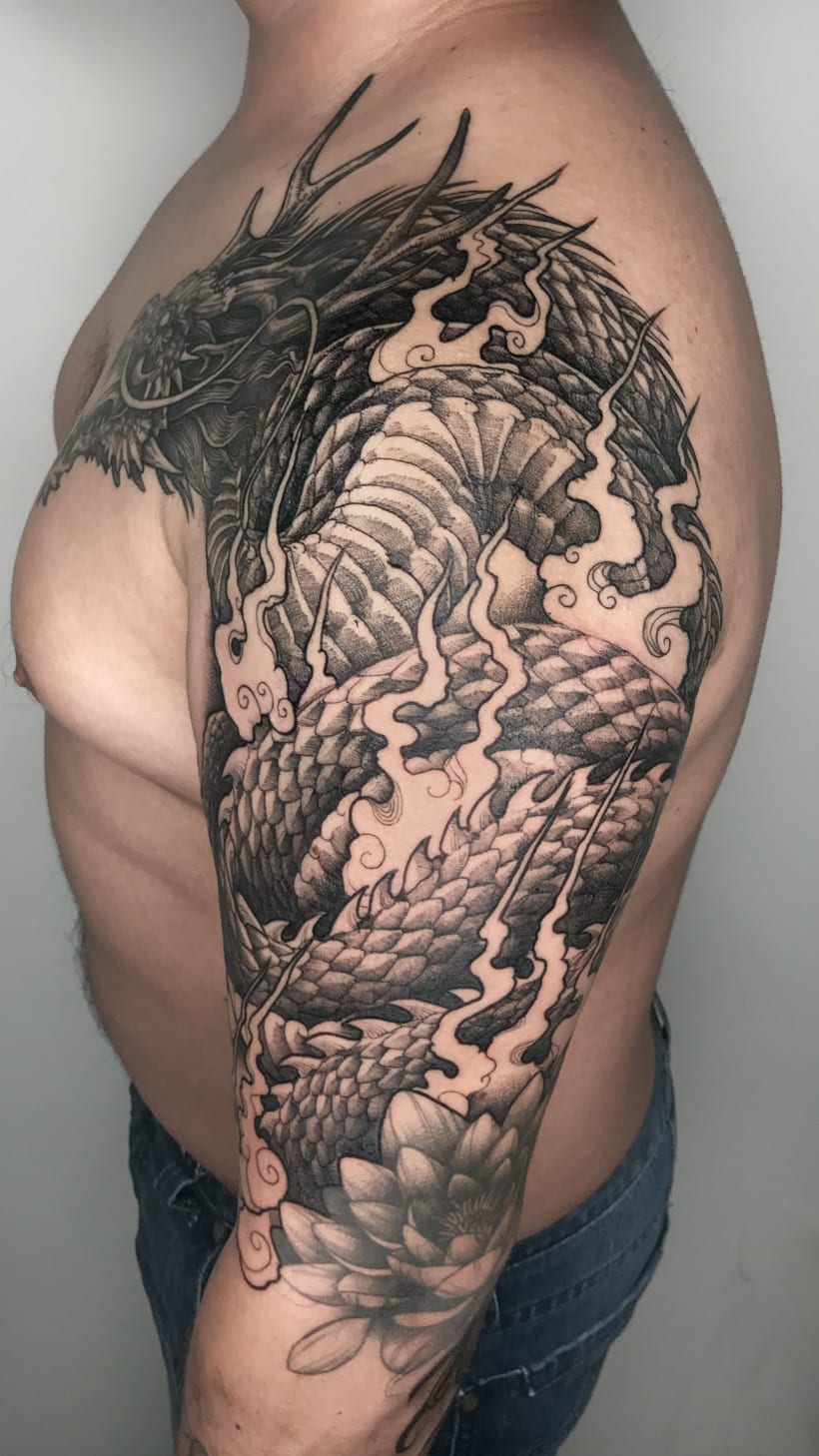 tatuaje de dragon en espalda y hombro