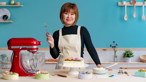  Cake design : fleurs en crème au beurre au couteau à palette