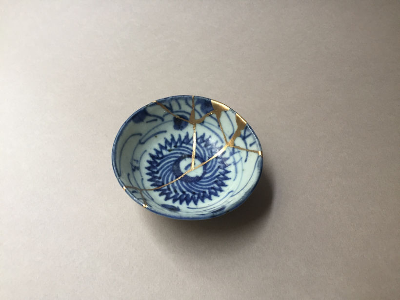 pequeña pieza china antigua restaurada con kintsugi