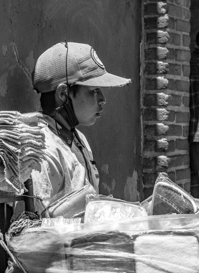 Niño comerciante sofocado por el cubrebocas./ Child merchant suffocated by mask.