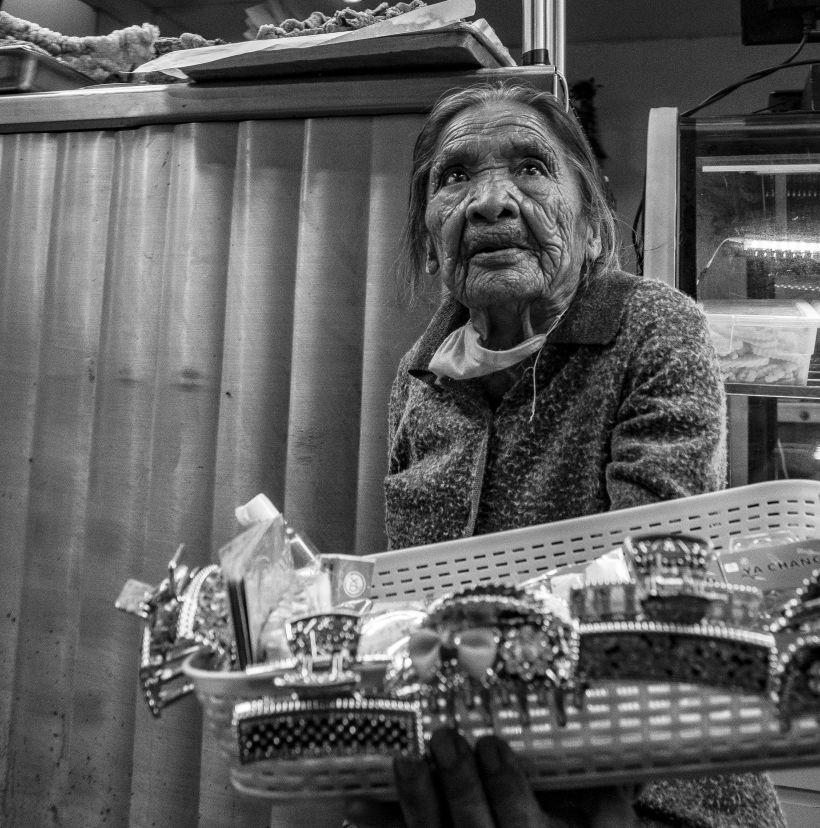 Anciana vendedora en el mercado  de San Pedro Cholula, Puebla./ Elderly vendor in the market of San Pedro Cholula