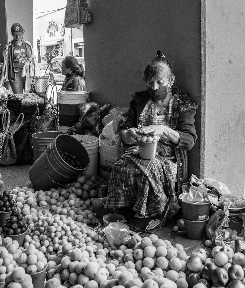 Mujer en el mercado de San Pedro Cholula, Puebla. México / Woman in the market of San Pedro Cholula, Puebla. Mexico.