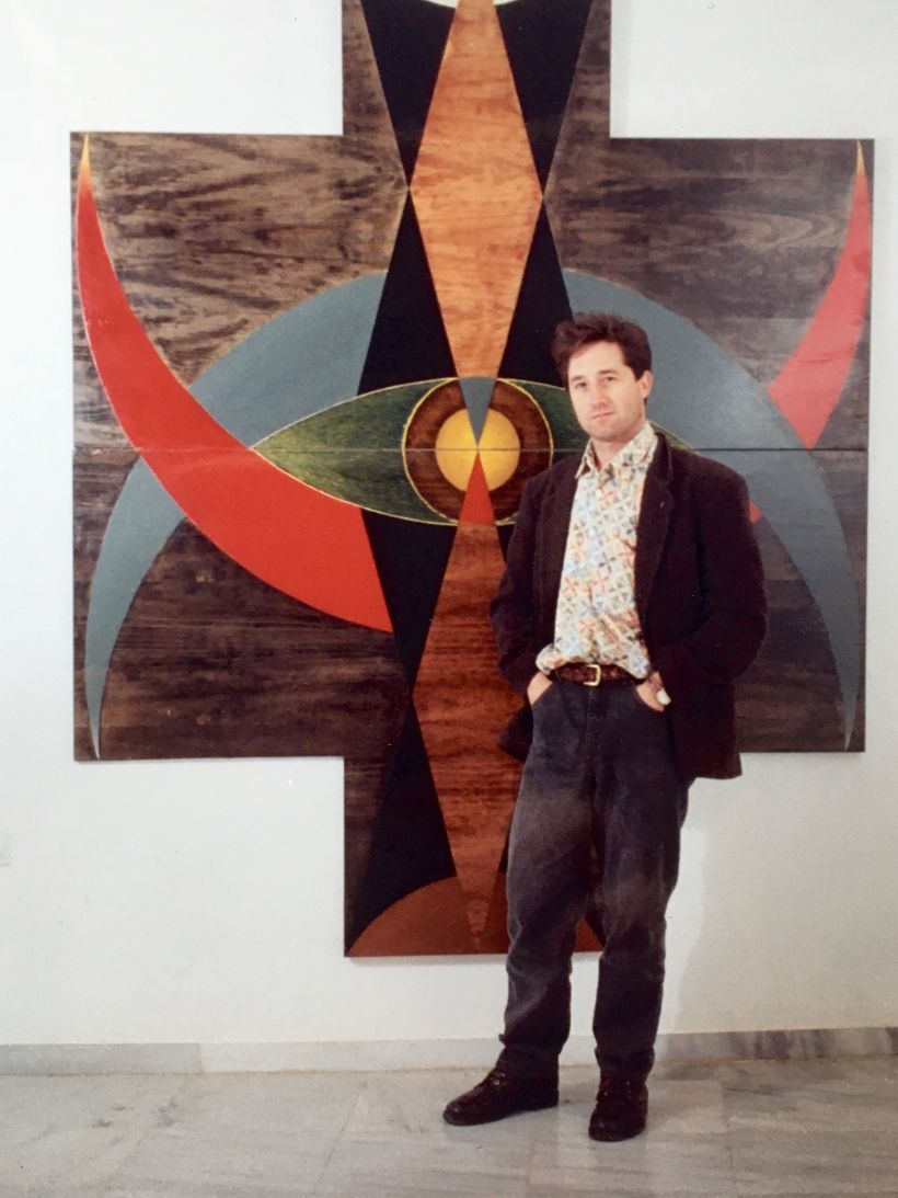 Ante la obra "Gran Pájaro Walam Olum", de la  exposición en  Galeria Imaginarte. Sevilla, 1994