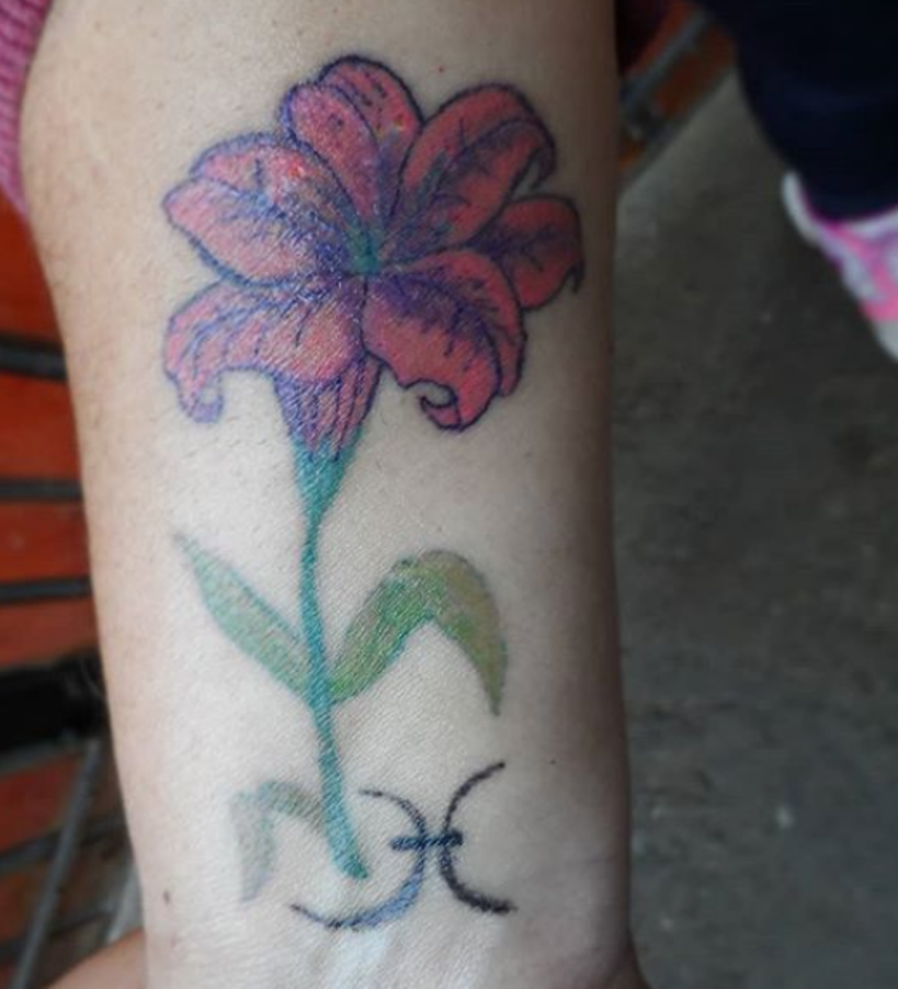 Hice este tatuaje a mi mamá después de practicar en piel sintética. Agradezco su confianza 🦋