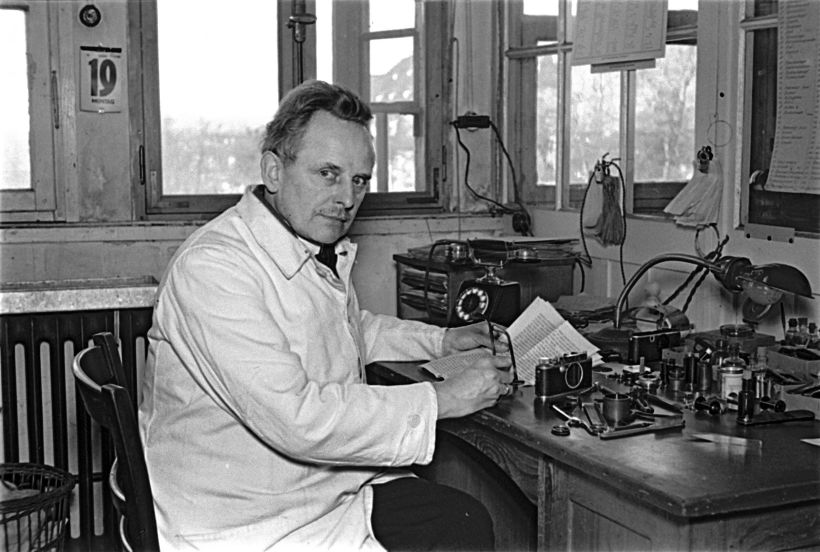 Oskar Barnack en su lugar de trabajo (Julius Huisgen, 1934)