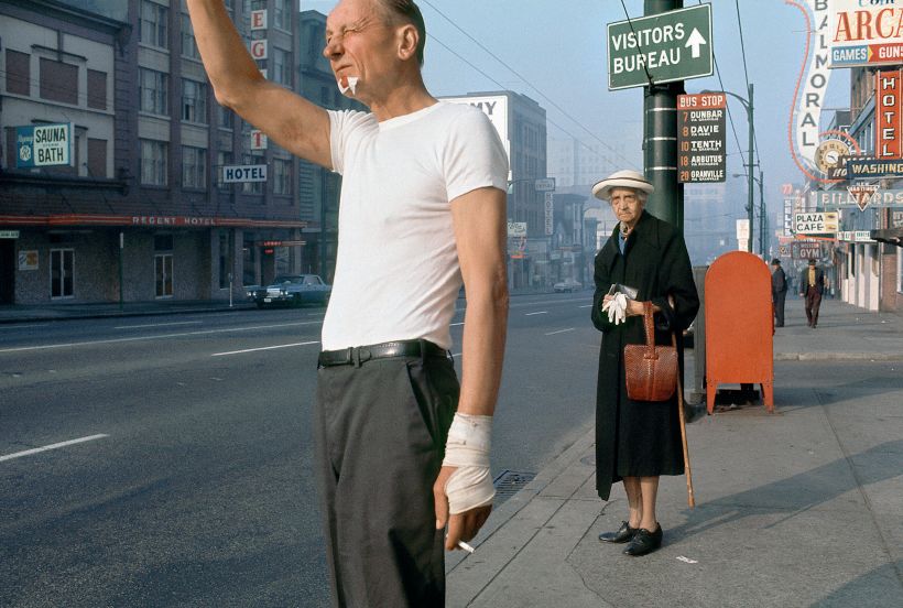 Hombre con venda (Fred Herzog, 1968) Herzog fue un pionero de la fotografía artística en color de estilo libre