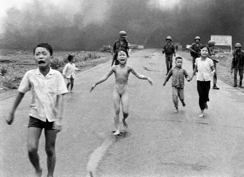 Ataque con Napalm en Vietnam (Nick Út, 1972). Esta foto le abrió al mundo los ojos sobre lo que ocurría en Vietnam