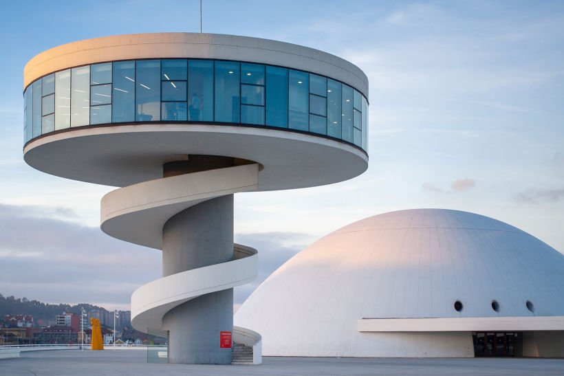Centro Niemeyer. Asturias (España). Oscar Niemeyer. Foto: VJX MEDIA