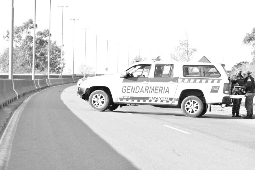 Patrullero de Gendarmería Nacional controlando el corte de ruta.