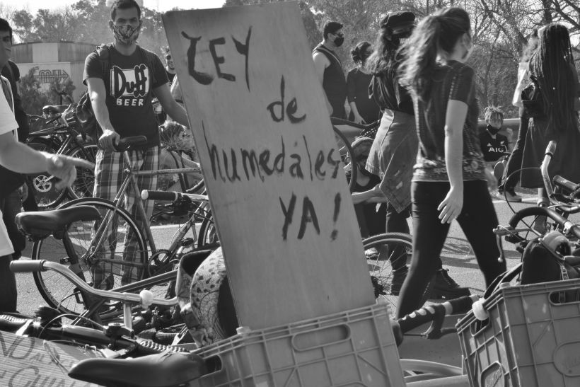 Gran activismo de jóvenes en bicicleta.