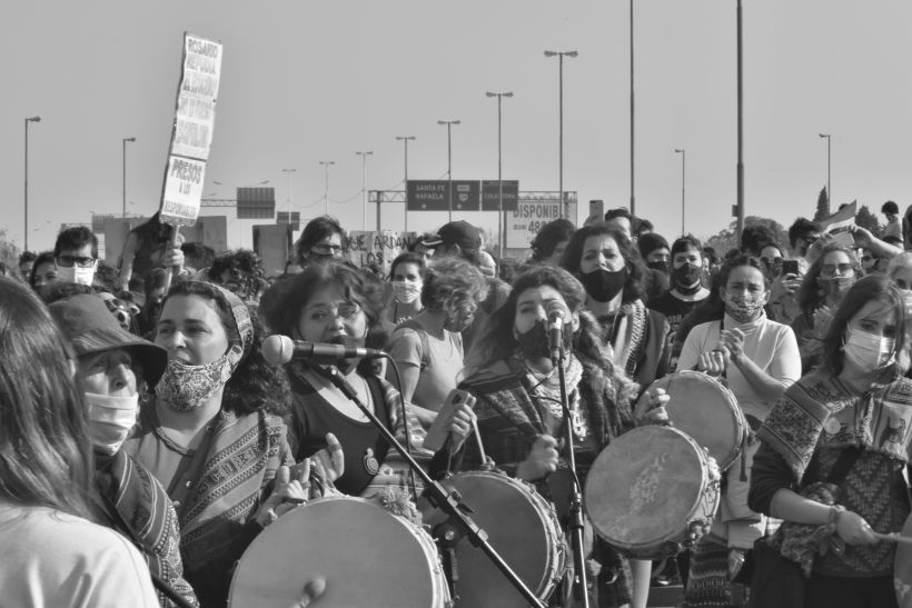 Conjunto de mujeres cantando coplas a la Pachamama en el corte de la ruta Rosario-Victoria.