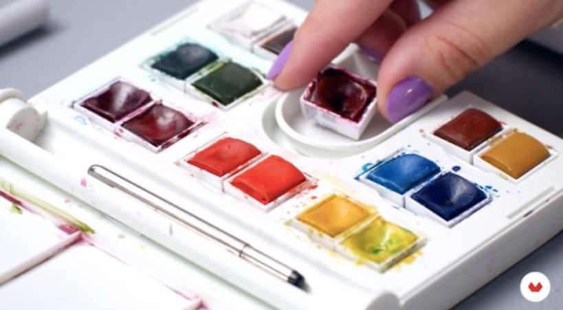 Alinailustra opts for watercolor pans, as they are easy to carry around