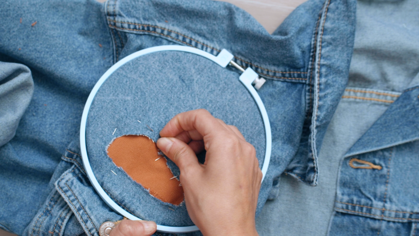 Tutorial Upcycling: como fazer reparos com patches em suas roupas 13