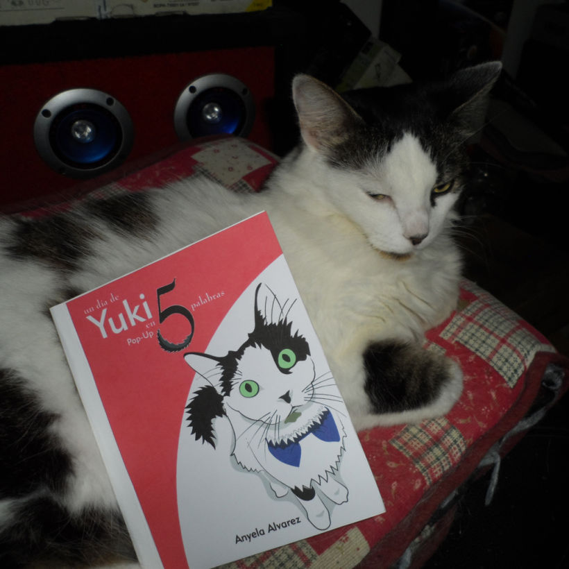 Yuki con su libro