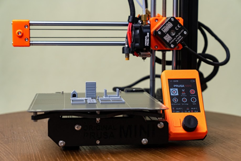Impresión de piezas de prueba en color neutro con la impresora 3D Prusa Mini