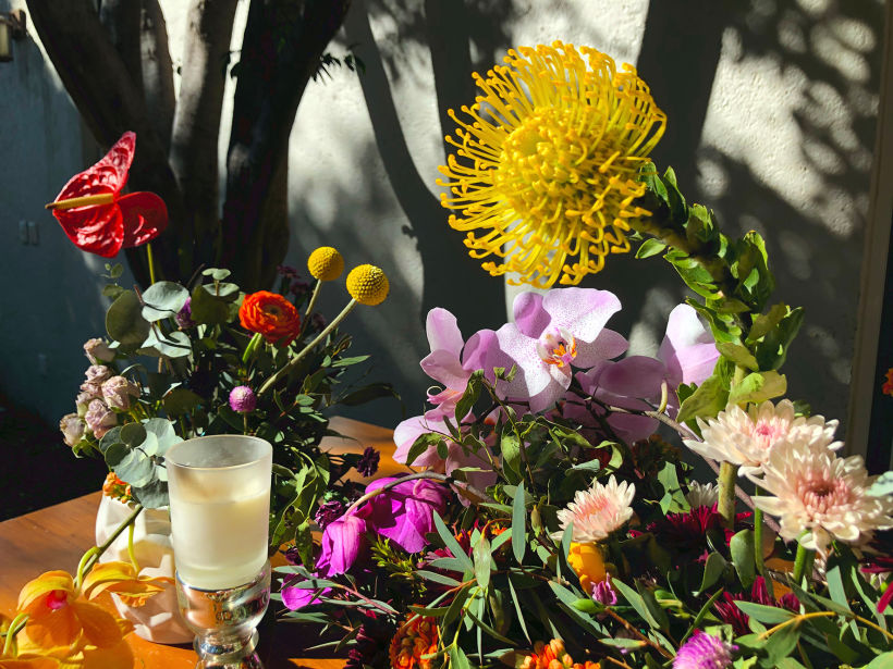 Protea amarilla en centro de mesa