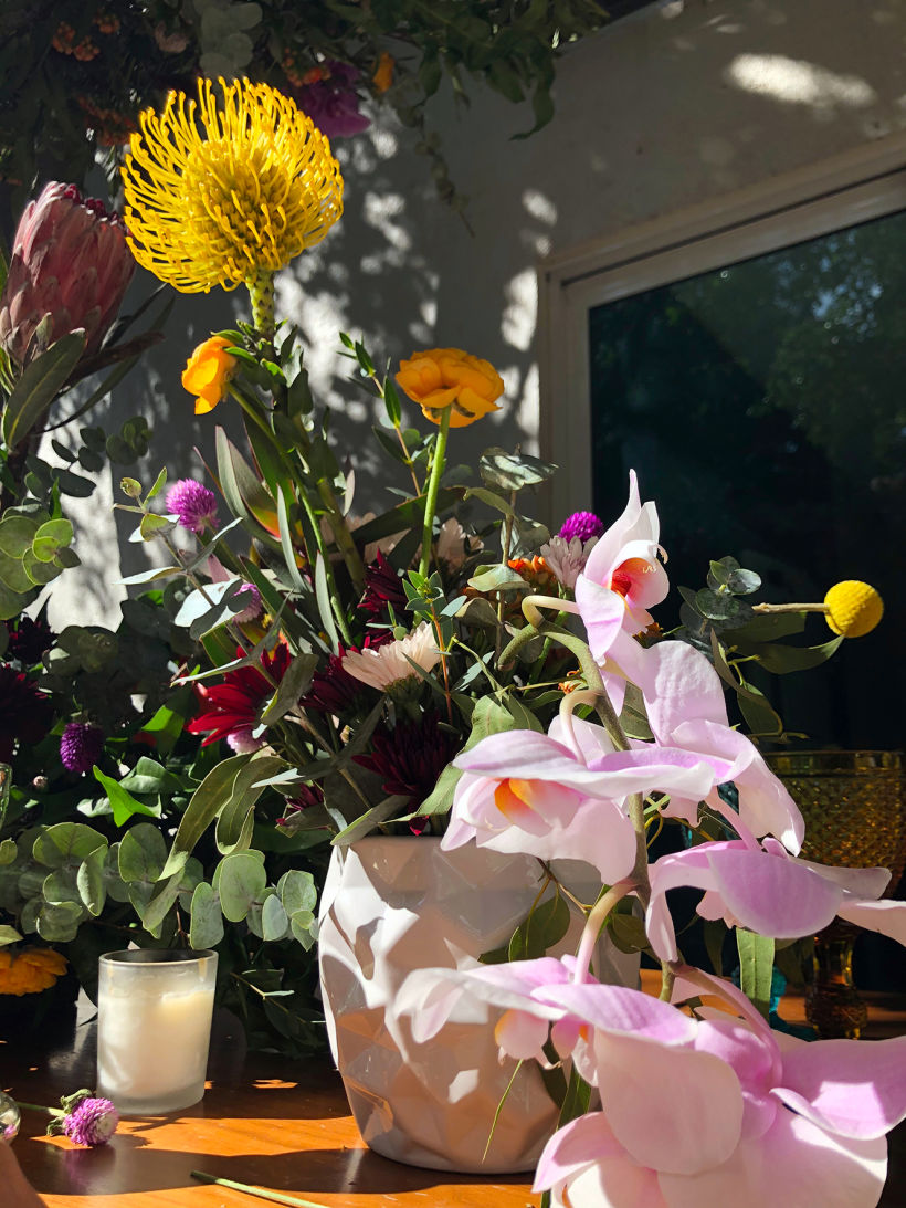 Arreglo en florero: protea amarilla con orquidea