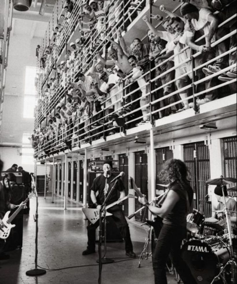 Metallica actúa en una cárcel de California. Crédito: Danny Clinch