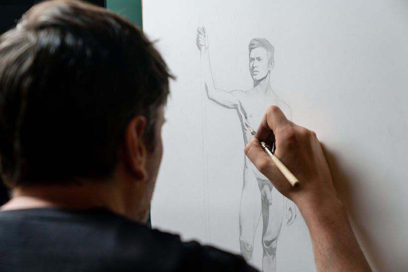 El pintor Diego Catalán creando un dibujo anatómico