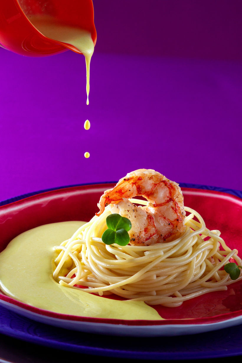 Espaguete com molho de açafrão e camarão