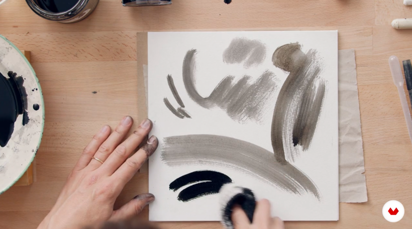 En este ejercicio, Laura McKendry experimenta pintando con un pedazo de tela.
