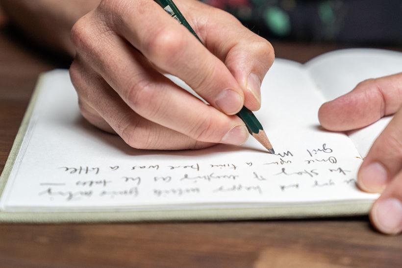 Escrever à mão é bom para o cérebro