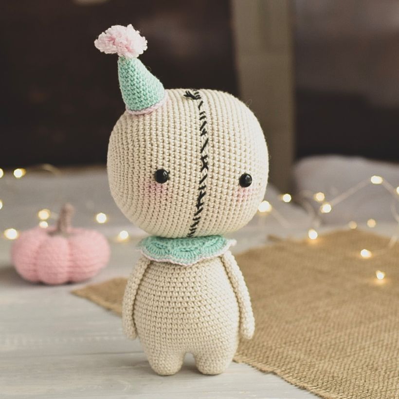 Personaje amigurumi que se inspira en historias y cuentos. Príncipe del Crochet.